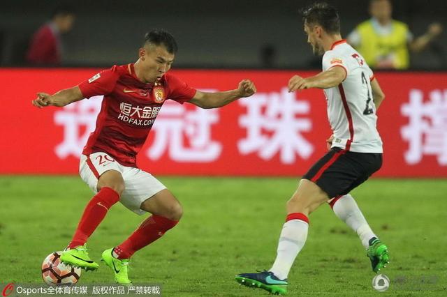 他扒下我的内裤就进去了视频
